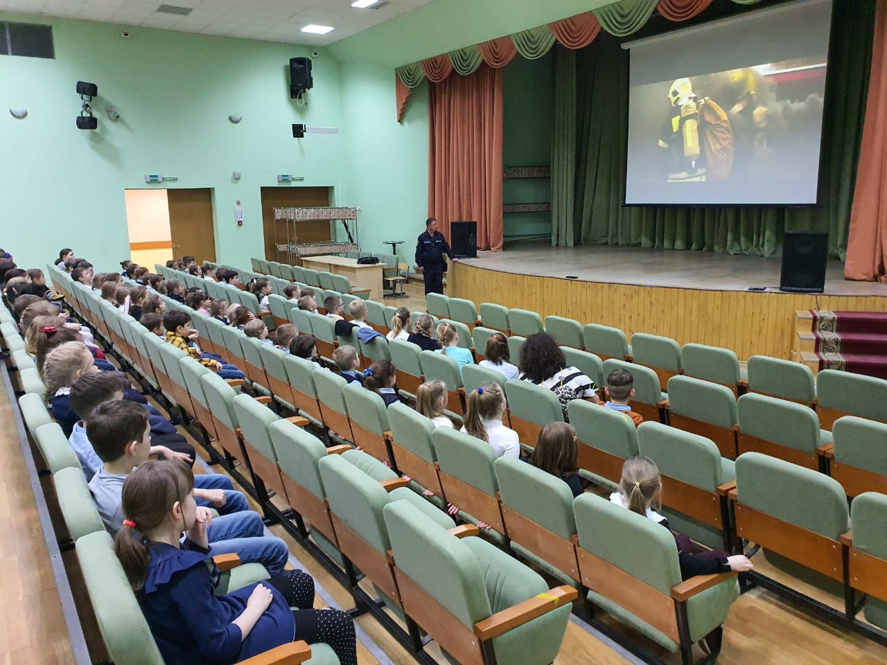 Сотрудники Управления по ЮАО рассказали школьникам о правилах безопасности  — Жилищник Нагорного района